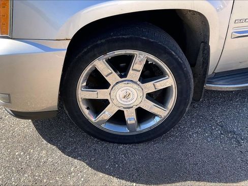 Used 2011 Cadillac Escalade Luxury AWD/4WD image 4