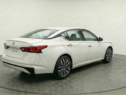 Used 2025 Nissan Altima 2.5 SV image 9