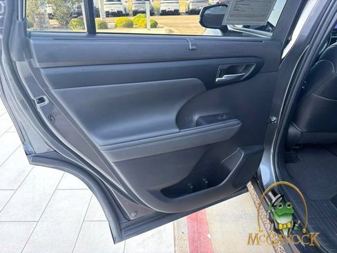 Used 2023 Toyota Highlander XSE FWD image 21
