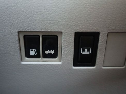 Used 2011 Toyota Avalon Limited FWD image 38
