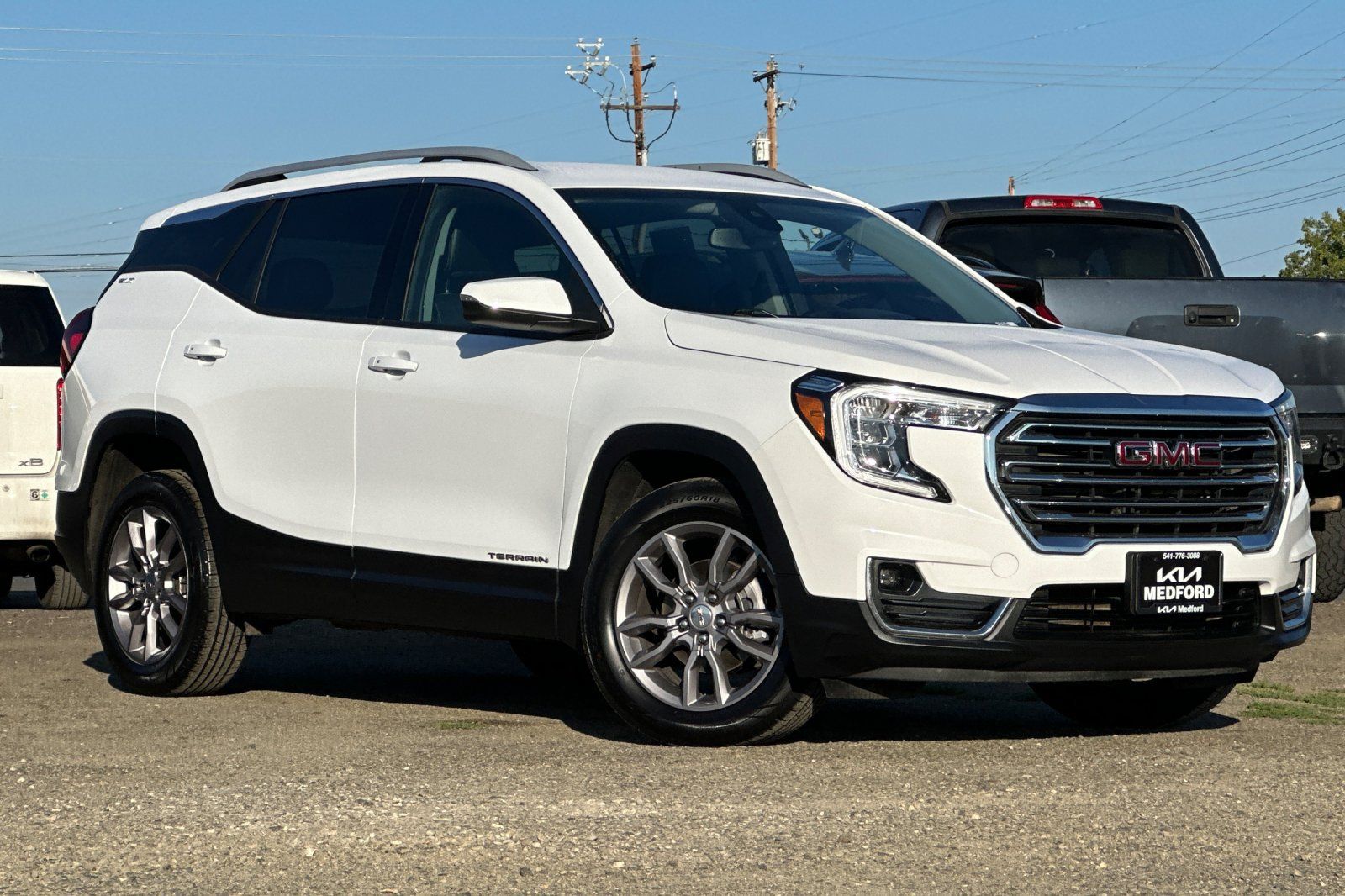 Used 2024 GMC Terrain SLT AWD/4WD image 2