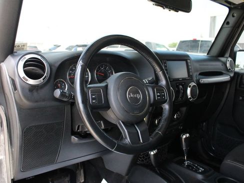 Used 2018 Jeep Wrangler Unlimited Sahara w/ Dual Top Group AWD/4WD image 2
