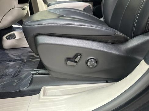 Used 2024 Chrysler Pacifica Touring-L FWD image 5