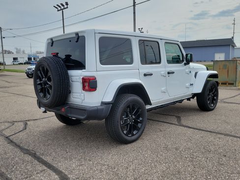 Used 2025 Jeep Wrangler Unlimited Sahara w/ Safety Group AWD/4WD image 4