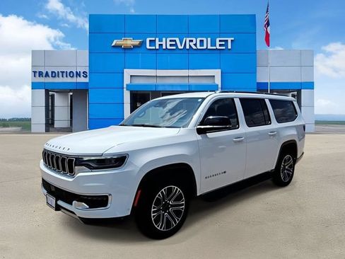 Used 2024 Jeep Wagoneer L Series II RWD image 5