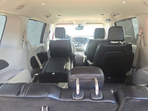 Used 2024 Chrysler Pacifica Touring-L FWD image 6