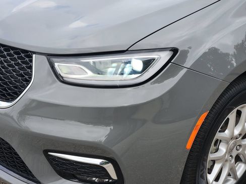 Used 2023 Chrysler Pacifica Touring-L FWD image 6