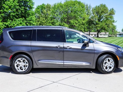 Used 2021 Chrysler Pacifica Limited w/ Premium & Safety Sphere Group AWD/4WD image 5