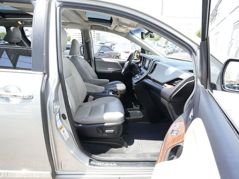 Used 2017 Toyota Sienna AWD image 33