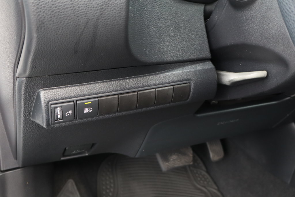 Used 2020 Toyota Corolla LE FWD image 12