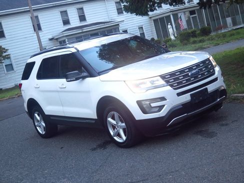 Used 2016 Ford Explorer XLT w/ Equipment Group 202A AWD/4WD image 27