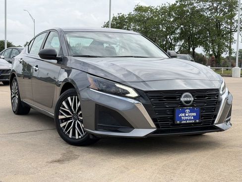 Used 2025 Nissan Altima 2.5 SV FWD image 2