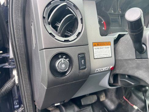 Used 2014 Ford F550 4x4 Regular Cab Super Duty image 11