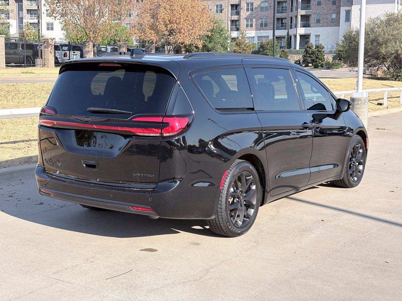 Used 2025 Chrysler Pacifica Limited FWD image 4