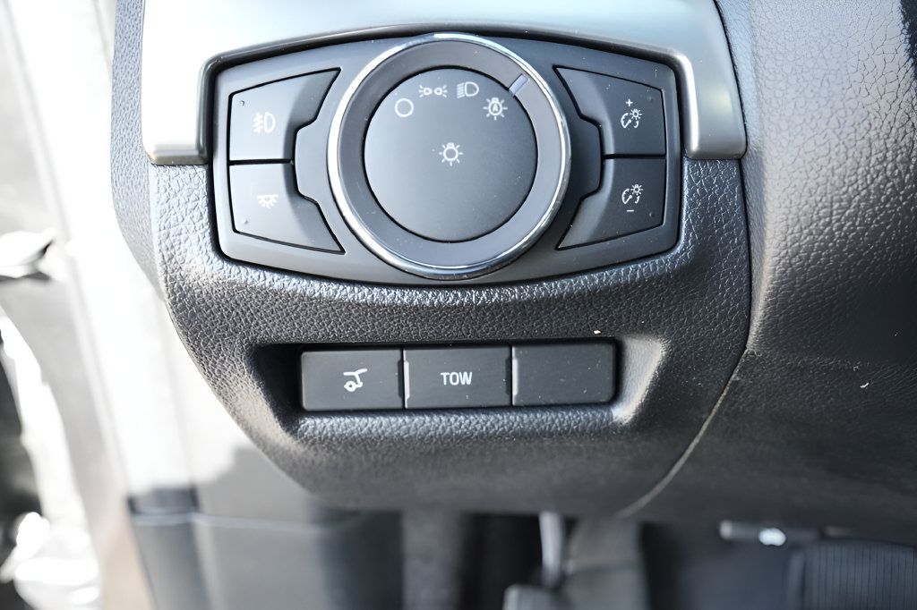 Used 2018 Ford Explorer XLT w/ Equipment Group 202A AWD/4WD image 27