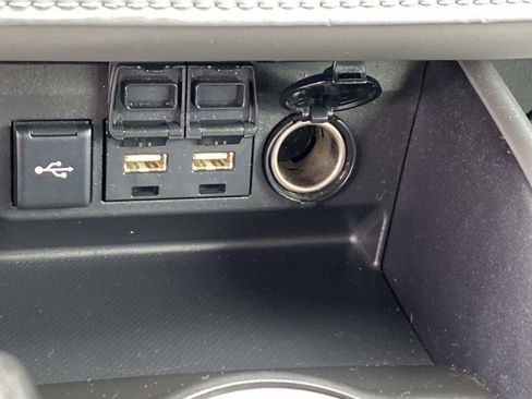 Used 2021 Toyota Highlander L AWD/4WD image 13