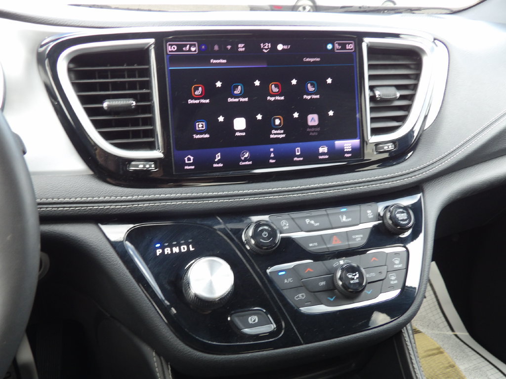 Used 2025 Chrysler Pacifica Limited FWD image 16