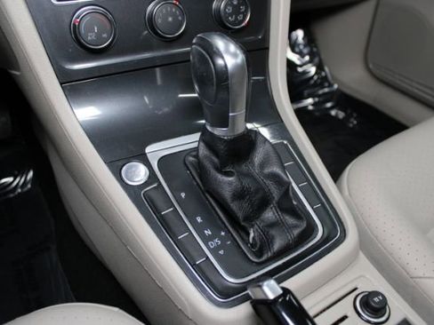 Used 2018 Volkswagen Golf SE image 14