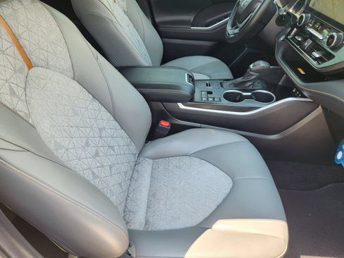 Used 2023 Toyota Highlander Bronze Edition FWD image 16