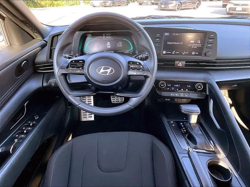 Used 2025 Hyundai Elantra Sport FWD image 17