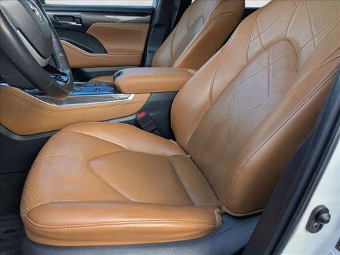 Used 2023 Toyota Highlander Platinum FWD image 12
