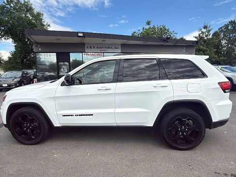 Used 2018 Jeep Grand Cherokee Laredo AWD/4WD image 4