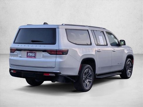 Used 2024 Jeep Wagoneer L Series II RWD image 5