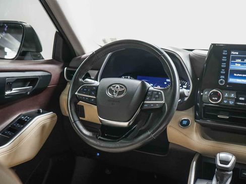 Certified 2020 Toyota Highlander XLE FWD image 16