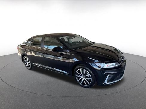 Used 2025 Volkswagen Jetta SE image 2