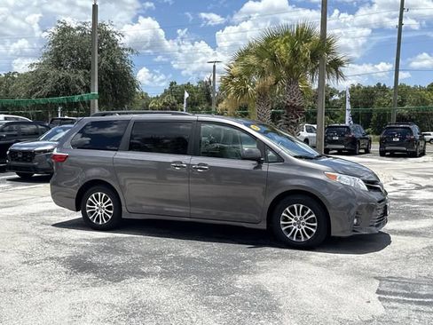 Used 2020 Toyota Sienna XLE FWD image 5