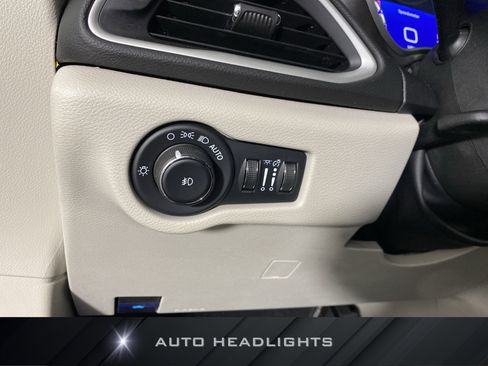 Used 2024 Chrysler Pacifica Touring-L image 24