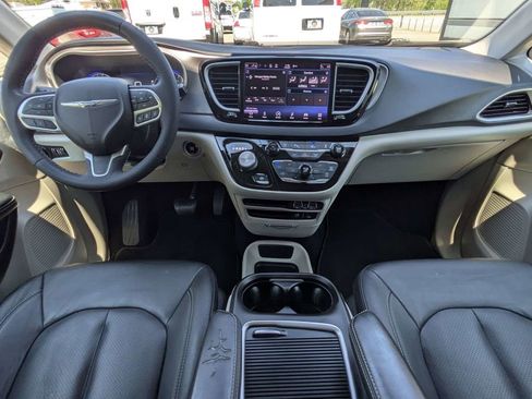 Used 2022 Chrysler Pacifica Touring-L FWD image 16