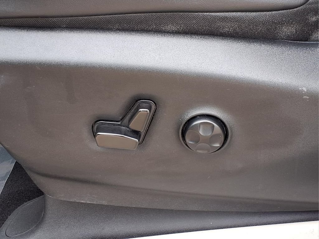 Used 2023 Chrysler Pacifica Limited FWD image 23