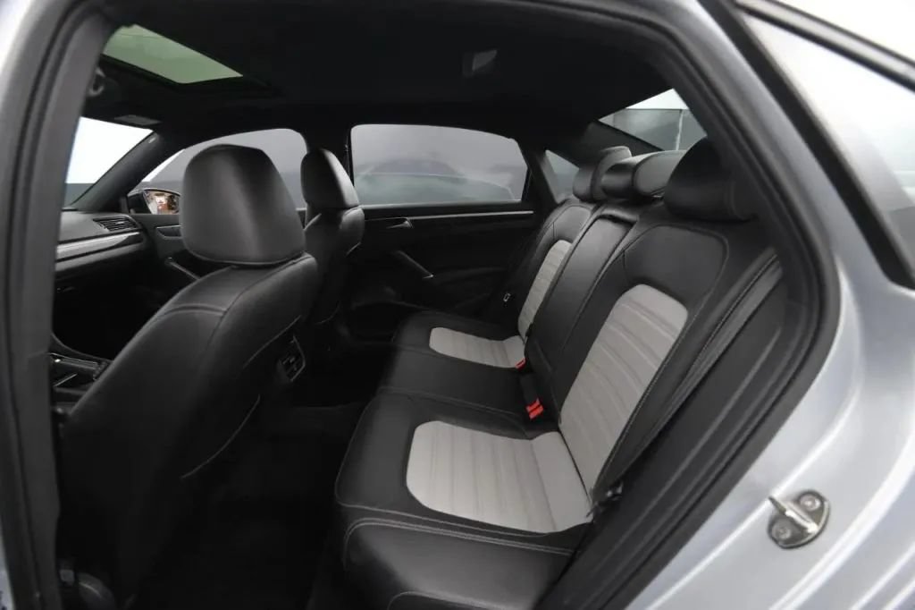 Used 2018 Volkswagen Passat GT FWD image 36