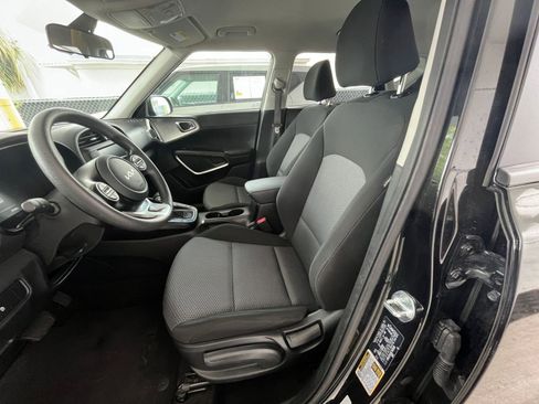 Used 2025 Kia Soul LX w/ LX Technology Package image 24
