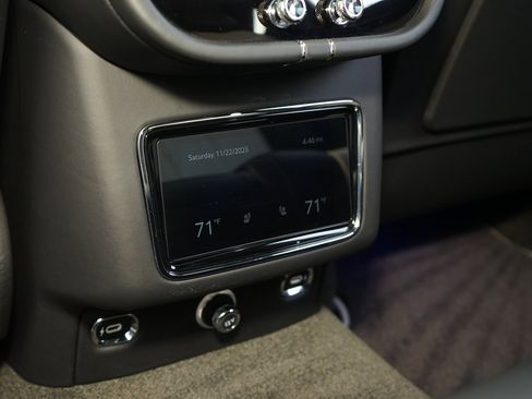 Used 2023 Bentley Bentayga Plug-In Hybrid image 22