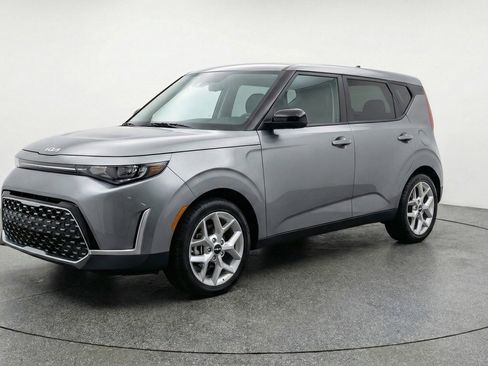 Used 2025 Kia Soul LX w/ LX Technology Package FWD image 3