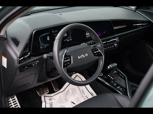 Used 2023 Kia Niro EX Touring image 6