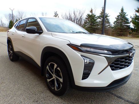 Used 2025 Chevrolet Trax RS w/ Driver Confidence Package image 9