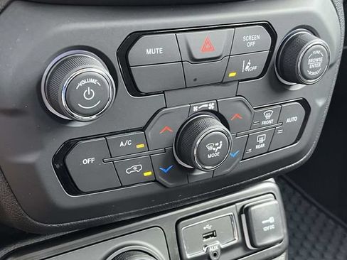 Used 2022 Jeep Renegade Latitude w/ Convenience Group AWD/4WD image 30