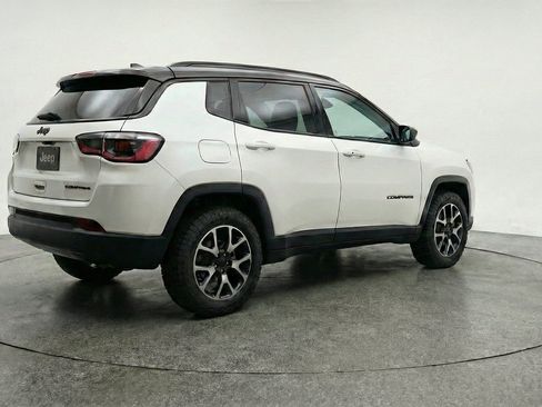 Used 2025 Jeep Compass Trailhawk AWD/4WD image 9