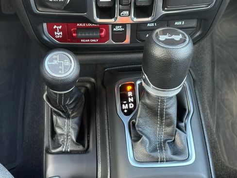Used 2024 Jeep Wrangler Unlimited AWD/4WD image 18
