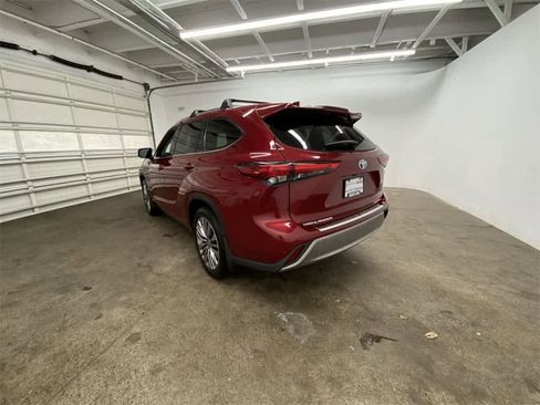 Used 2020 Toyota Highlander Platinum image 4