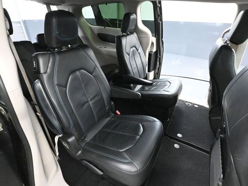 Used 2021 Chrysler Pacifica Touring-L image 44