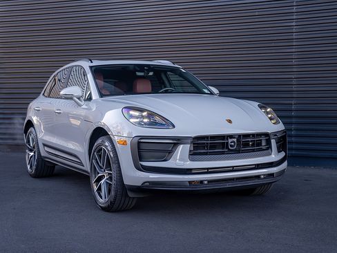 Used 2025 Porsche Macan image 25