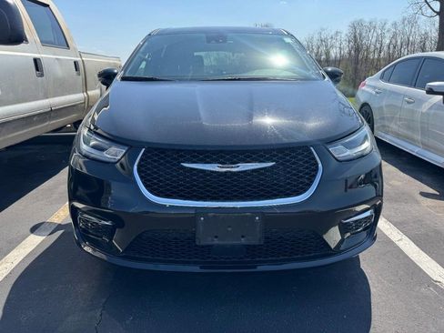 Used 2025 Chrysler Pacifica Select image 2