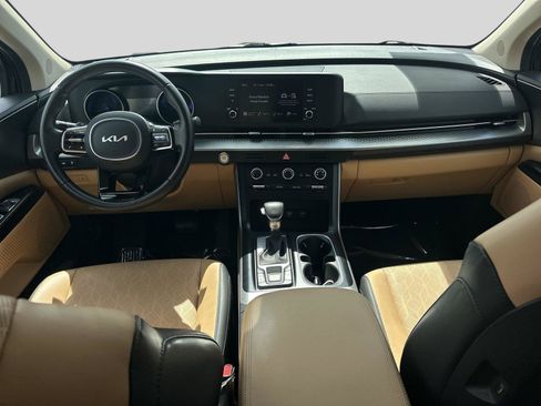 Used 2024 Kia Carnival LX FWD image 17