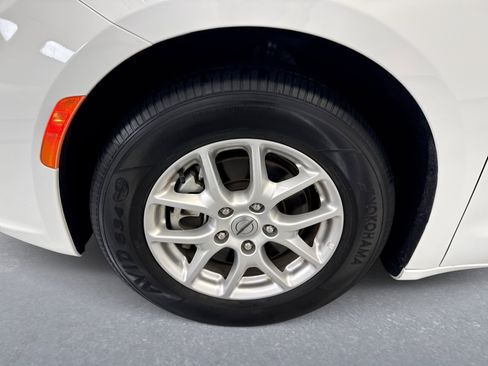 Used 2023 Chrysler Pacifica Touring-L FWD image 26