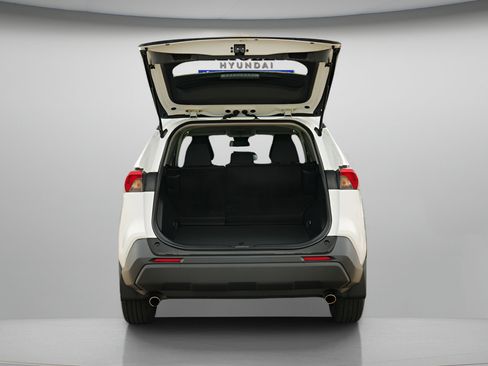 Used 2021 Toyota RAV4 LE AWD/4WD image 10