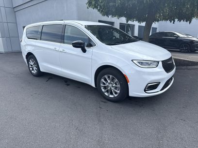 New 2026 Chrysler Pacifica Select